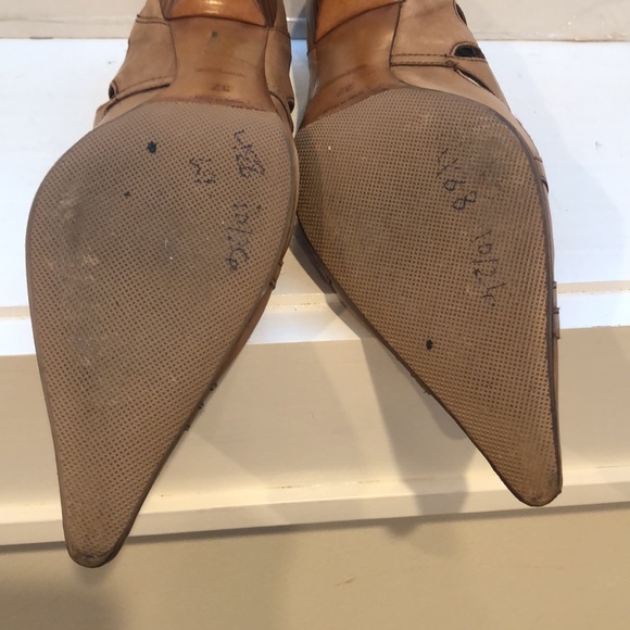 PRADA VINTAGE TAN LEATHER PUMPS - Picture 9 of 10